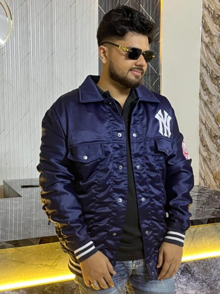 Men’s New York Yankees navy varsity satin jacket with snap buttons, rib-knit trim, and embroidered logos for a bold, retro team look.
