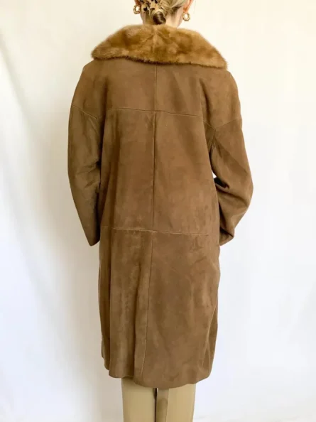 Women’s 70s-inspired long brown suede coat featuring a wide faux fur collar, large buttons, and a relaxed vintage silhouette for fall and winter style.